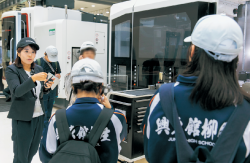 顧客サポートセンターの様子を見学2