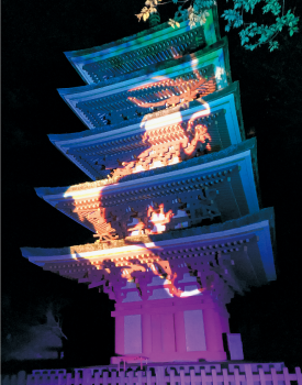 ライトアップされ龍が映し出されている様子