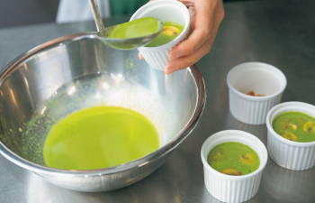 耐熱の器に入れる様子