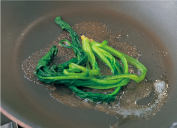 ホウレン草をバターで炒める様子