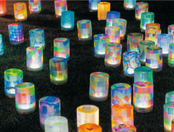 色鮮やかに灯るランタン