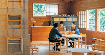 木造の空間で打ち合わせをするイメージ
