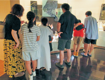 展示を見学する人々