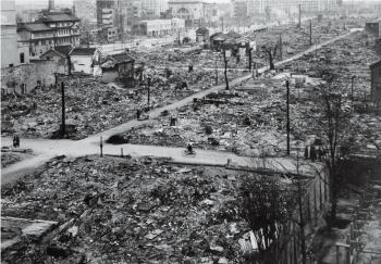 大阪大空襲後の白黒写真
