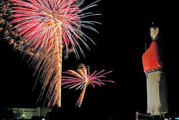 オブジェ案山子像「聖徳太子」と打ち上げ花火