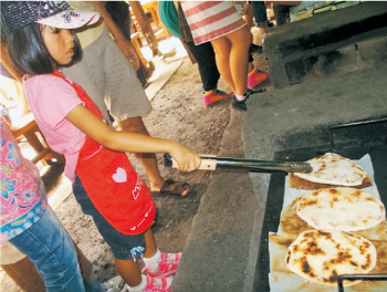 ナンを焼く子ども