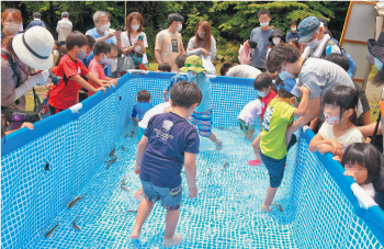 つかみ取りをする子どもたち