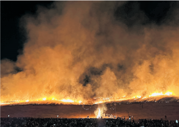 夜空を焦がす壮大な炎