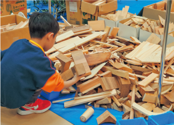 木材をを選ぶ子ども