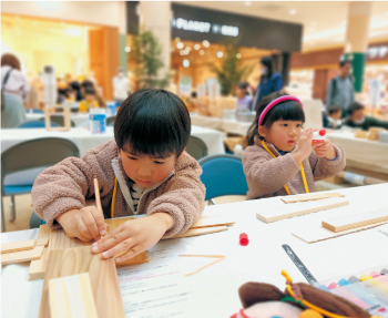 木工に夢中な子どもたち
