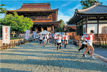 金峯山寺蔵王堂前を駆け抜けるランナーたち