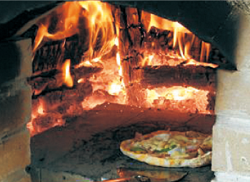 石窯でピザを焼く