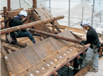 解体する前に、各部材の寸法や納まりを確認していきます。