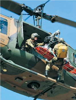 自衛隊ヘリコプターによる救助活動のイメージ写真