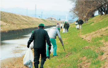 川原の清掃作業