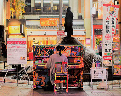 あつまれ秋のイベント ペイントされたアップライトピアノの演奏風景