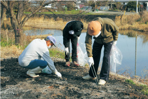 大和川流域の住民参加による大和川一斉清掃写真