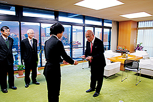 県立医科大学学園祭におけるチャリティ募金等の寄附贈呈式1