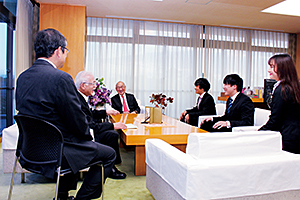 県立医科大学学園祭におけるチャリティ募金等の寄附贈呈式2