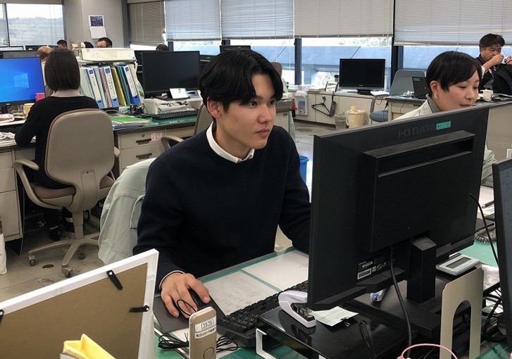 小田垣 佳吾（職場写真）