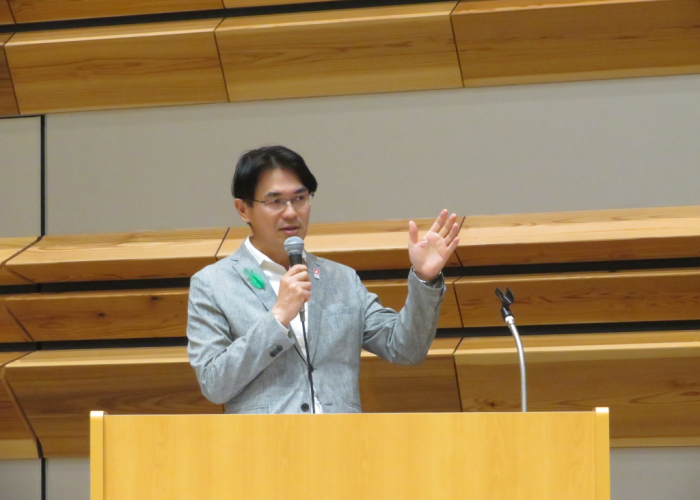 説明をする山下知事