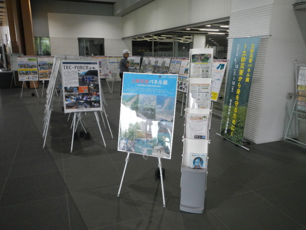 県立図書情報館のようす