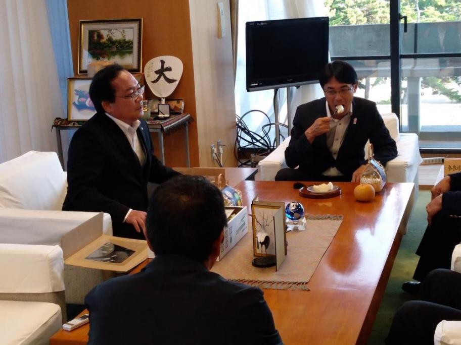 美味しく頬張る知事