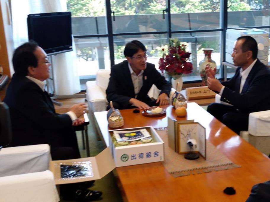 生産者と談笑する知事