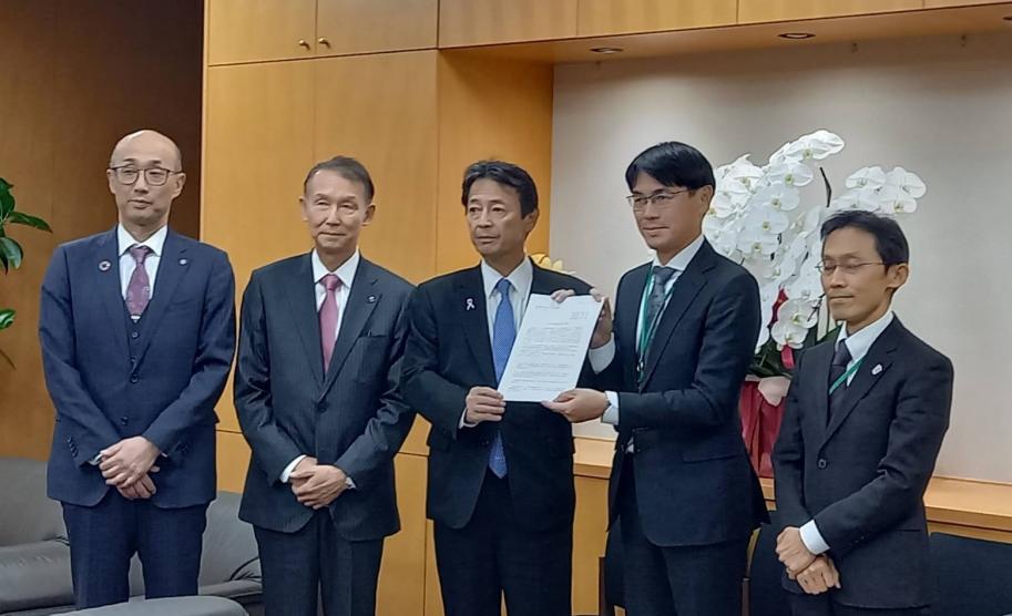 工藤内閣府副大臣に要望書を手渡す山下知事