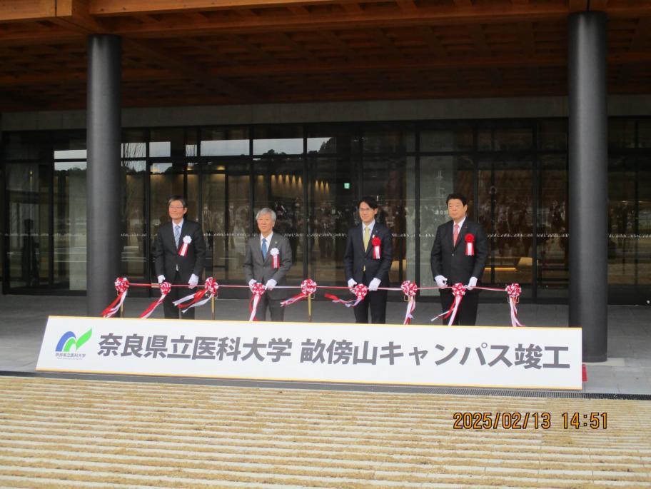 テープカットの様子