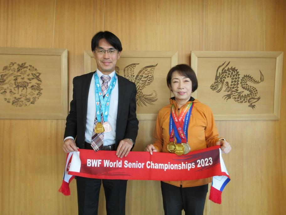 山本選手と山下知事の記念写真