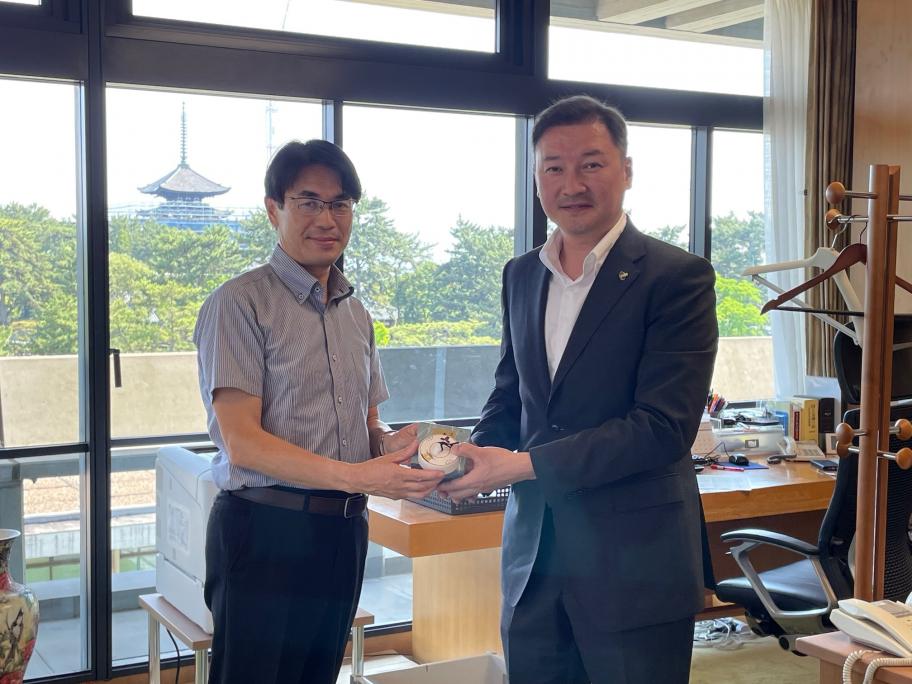 握手する山下知事