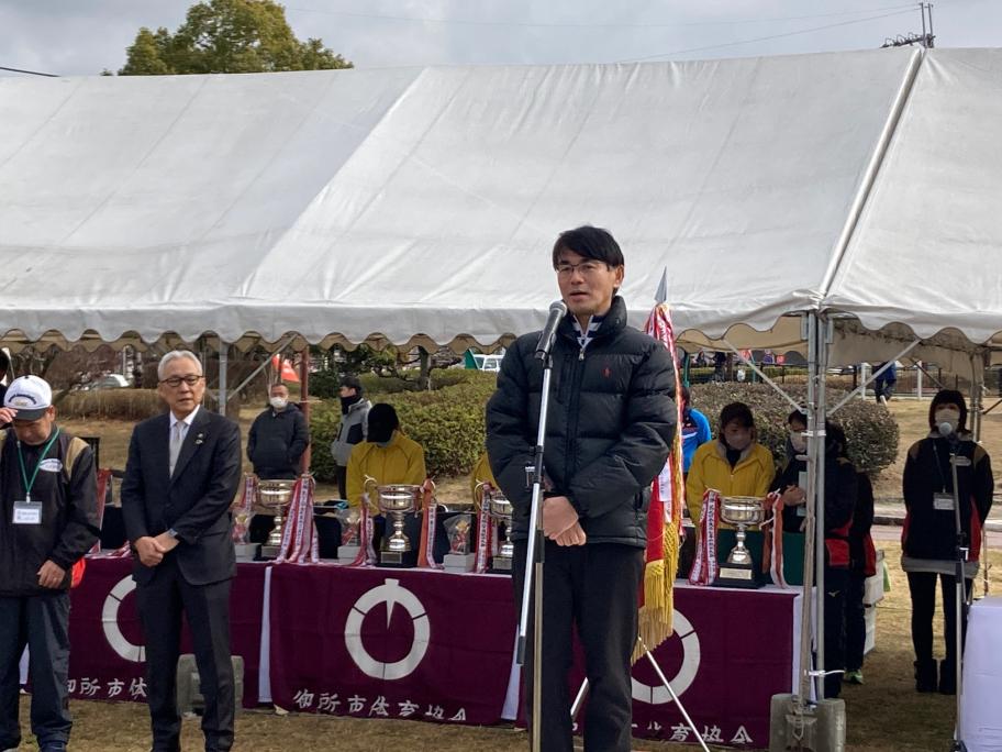 山下知事が開会の挨拶をする様子