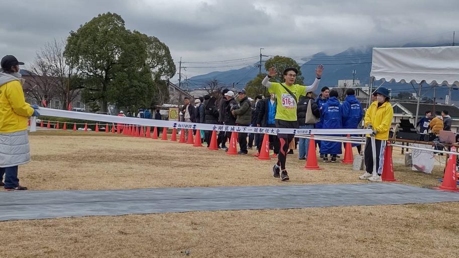 山下知事がゴールする様子