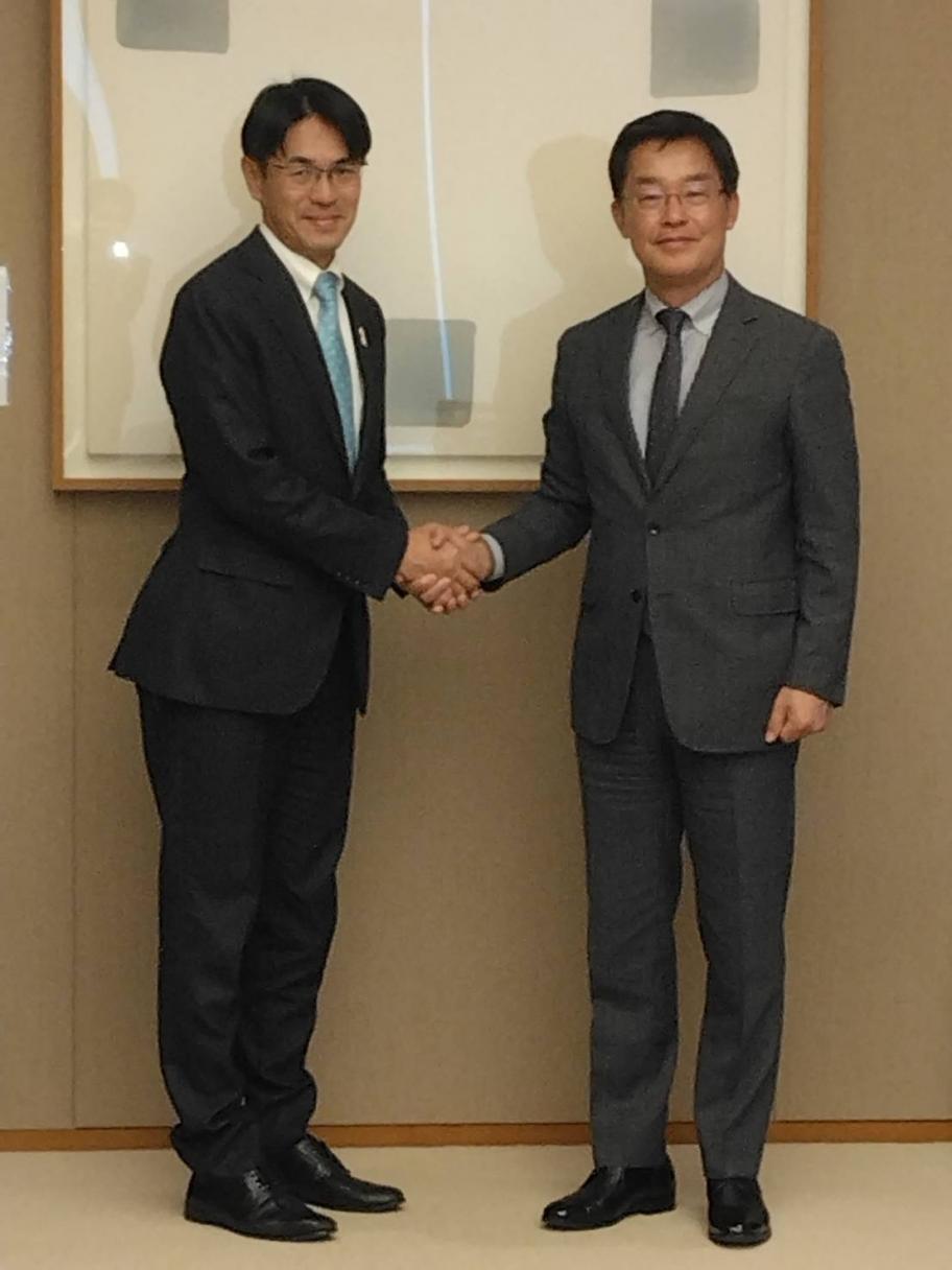 握手する山下知事