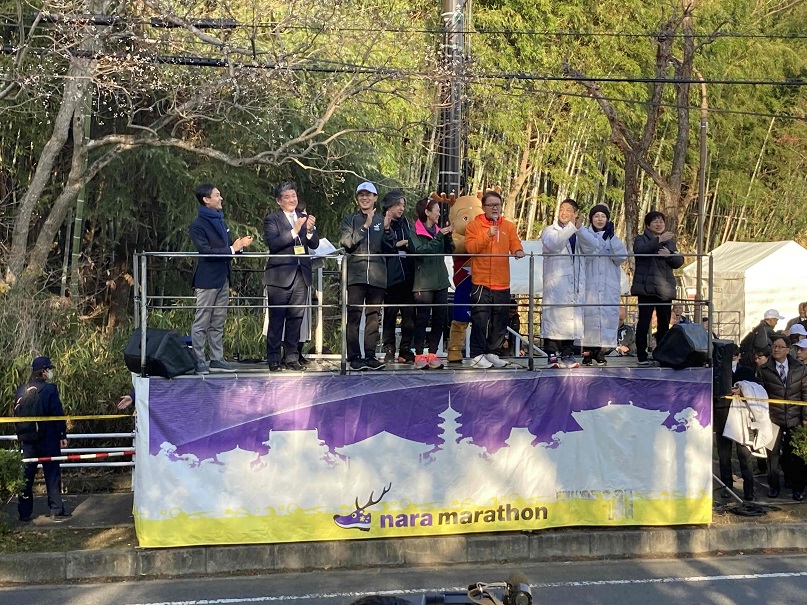 スタートセレモニーに参加する山下知事