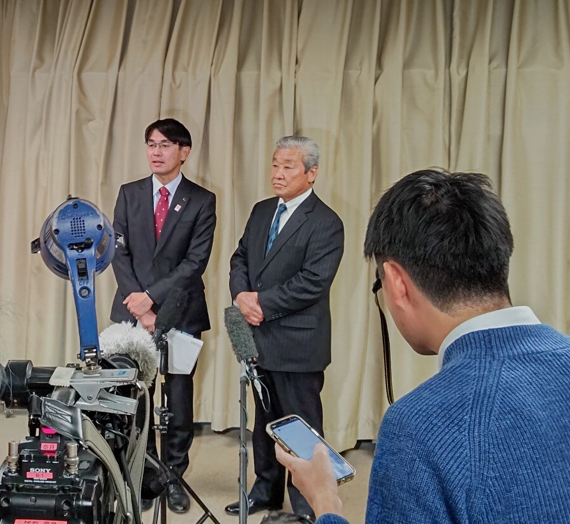 説明会後の囲み取材の様子