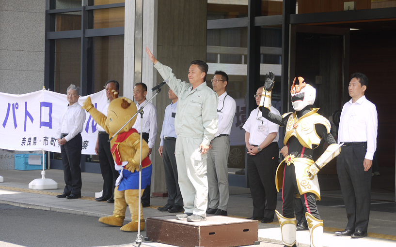 見送る職員たち