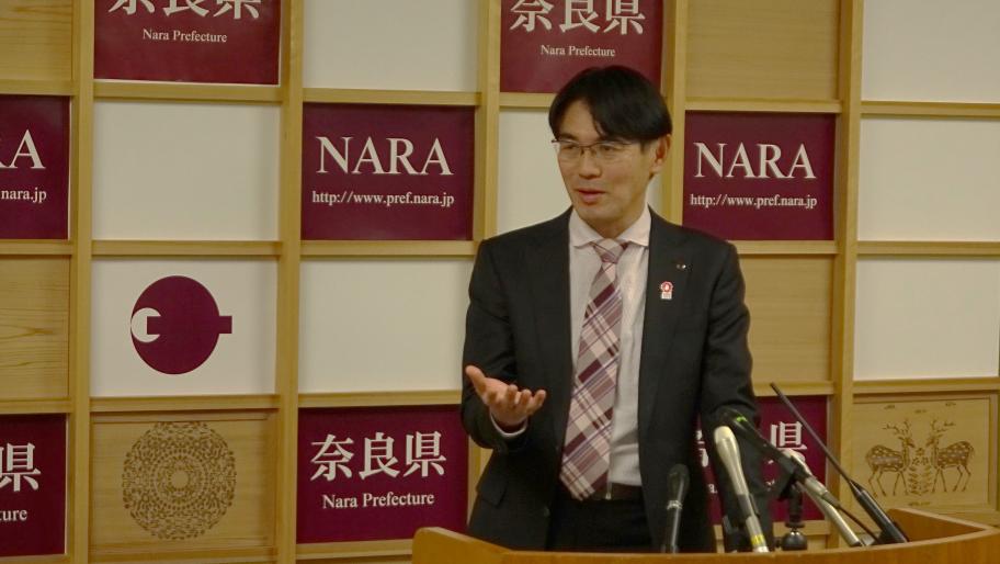 記者会見で登壇して話している山下知事の写真