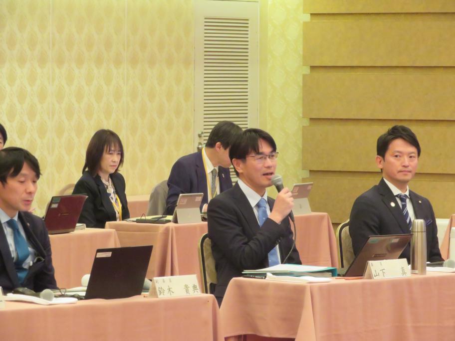 山下知事がマイクを持って発言している様子