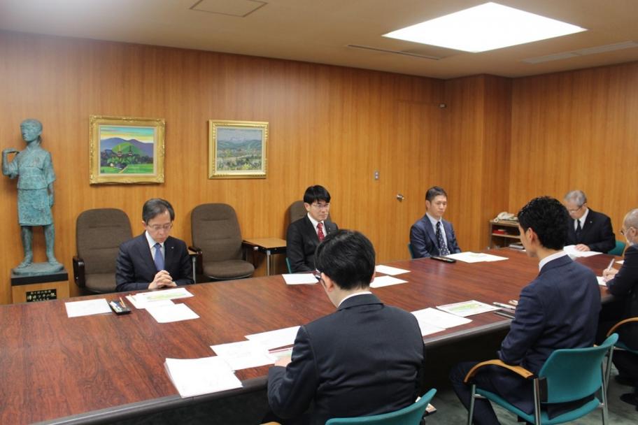 協議を行う山下知事と小澤町長