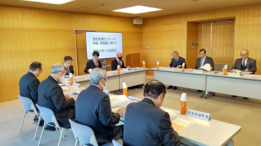 説明会に出席する山下知事