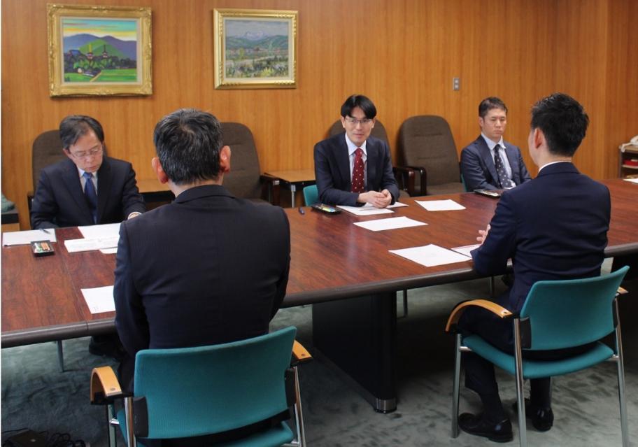 協議を行う山下知事と森田町長