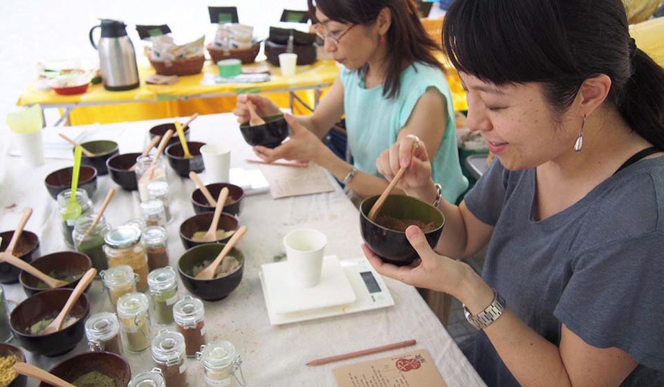 大和生薬の食とコスメ　七味づくりワークショップの様子