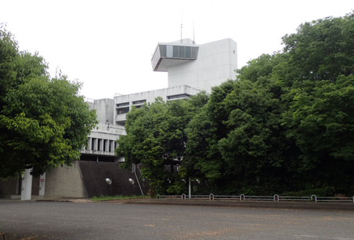 管理本館の外観