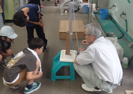 透視度測定実験の様子