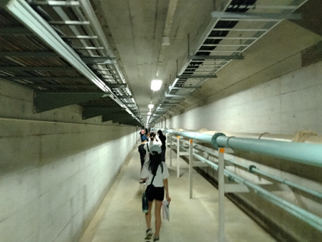 地下管路見学の様子