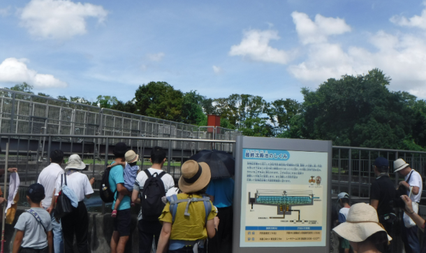 生物反応槽を見学しています