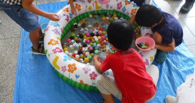 子どもたちの金魚すくい