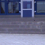 空港階段タイルが割れています